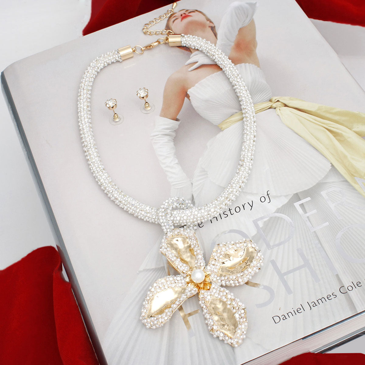 Pendant White Pearl Encrusted Gold Flower Necklace