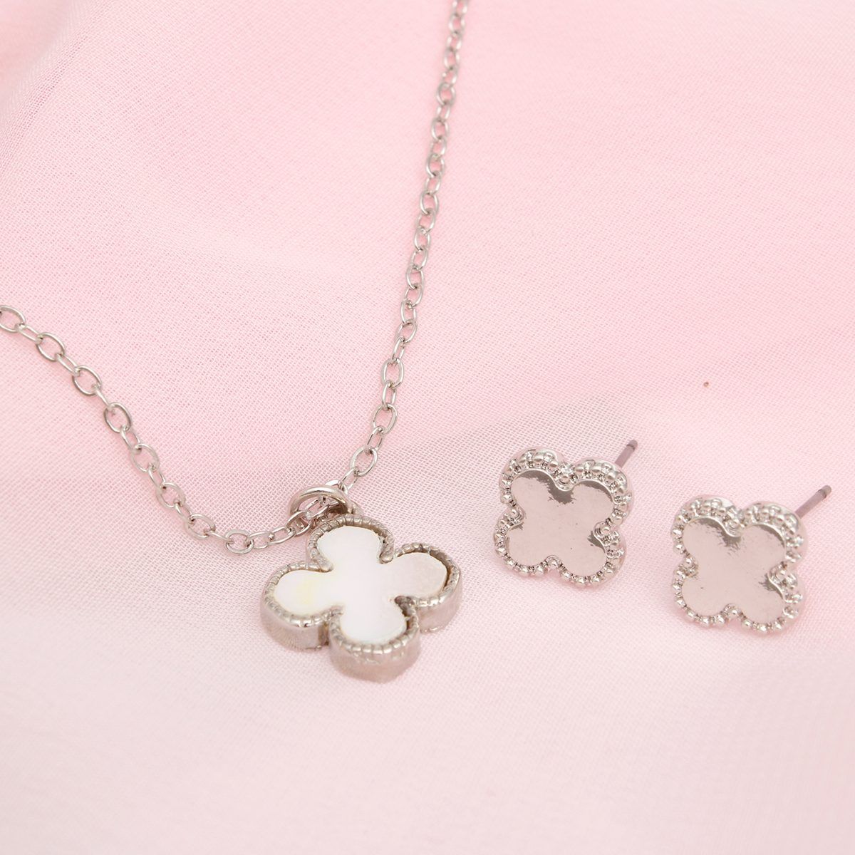 Pendant Vintage White Quatrefoil Silver Necklace