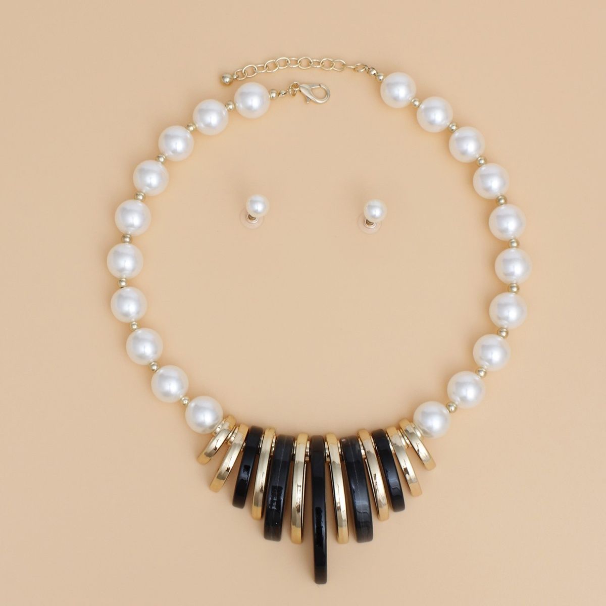 Collar Bold Grace Black and Gold Pearl Necklace
