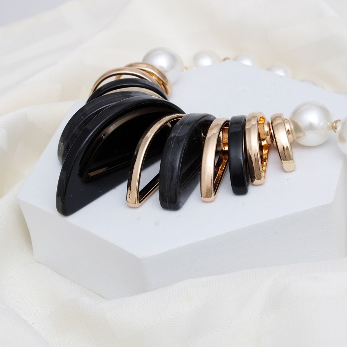 Collar Bold Grace Black and Gold Pearl Necklace