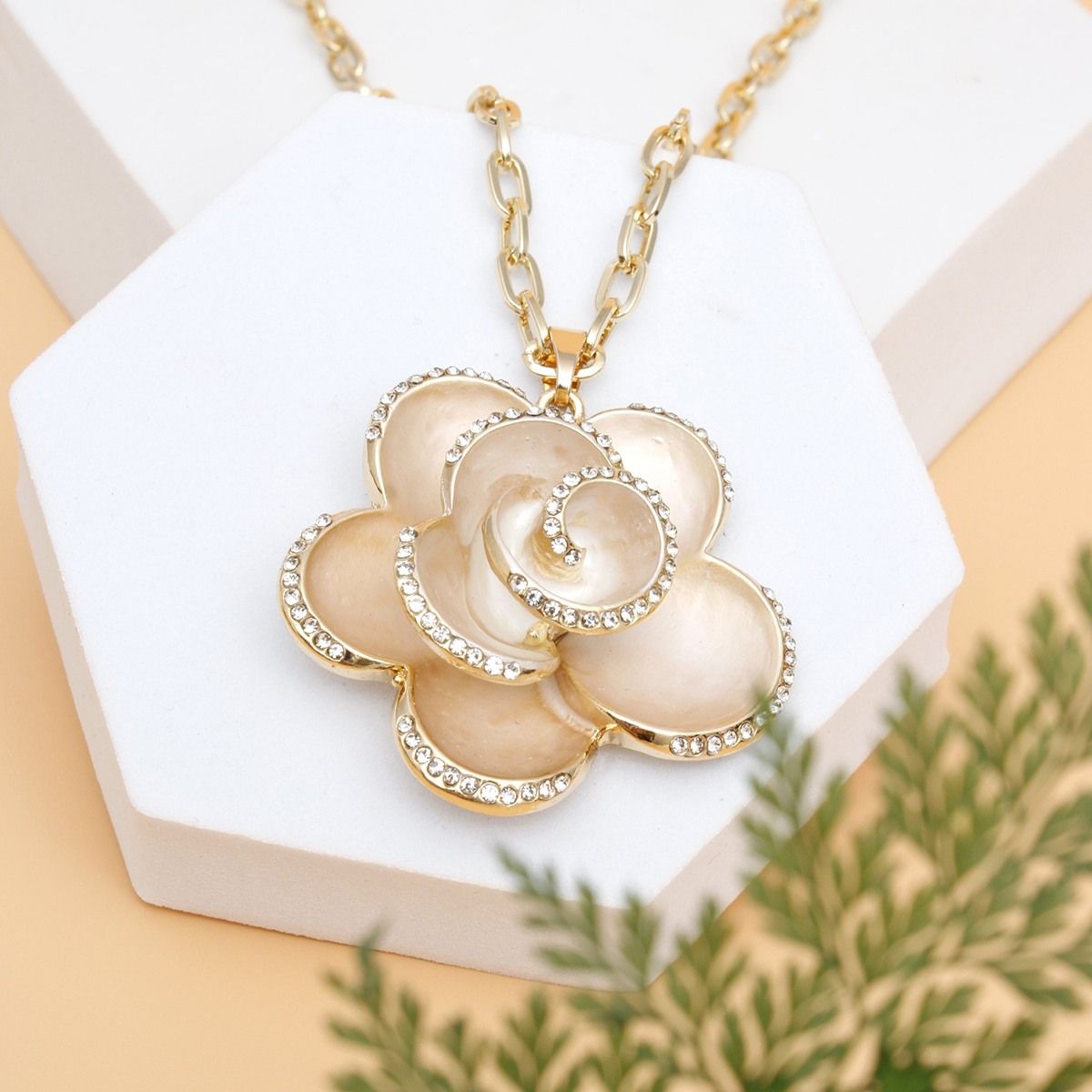 Pendant Cream 3D Rose Gold Chain Set for Women